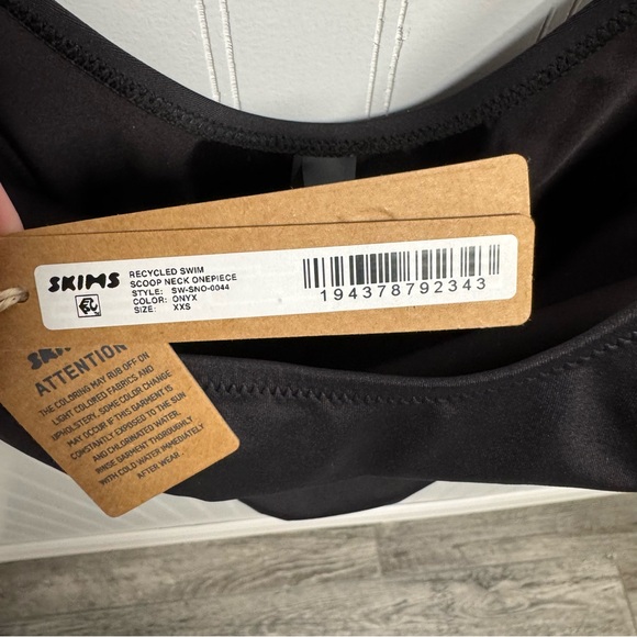 Skims Recycled Swim Scoop Neck Onepiece - Picture 7 of 8